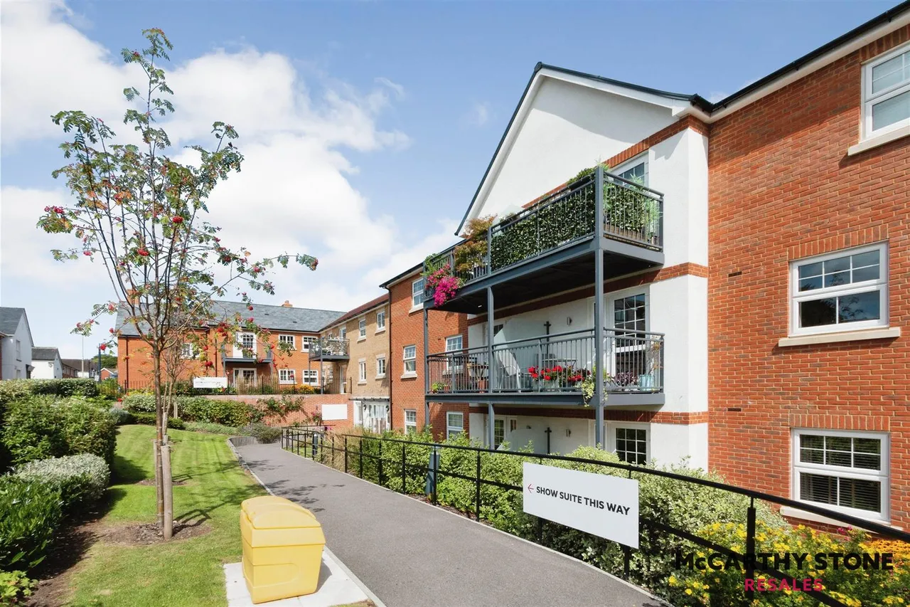 2 bed flat for sale, Orchard Lane, Alton, GU34