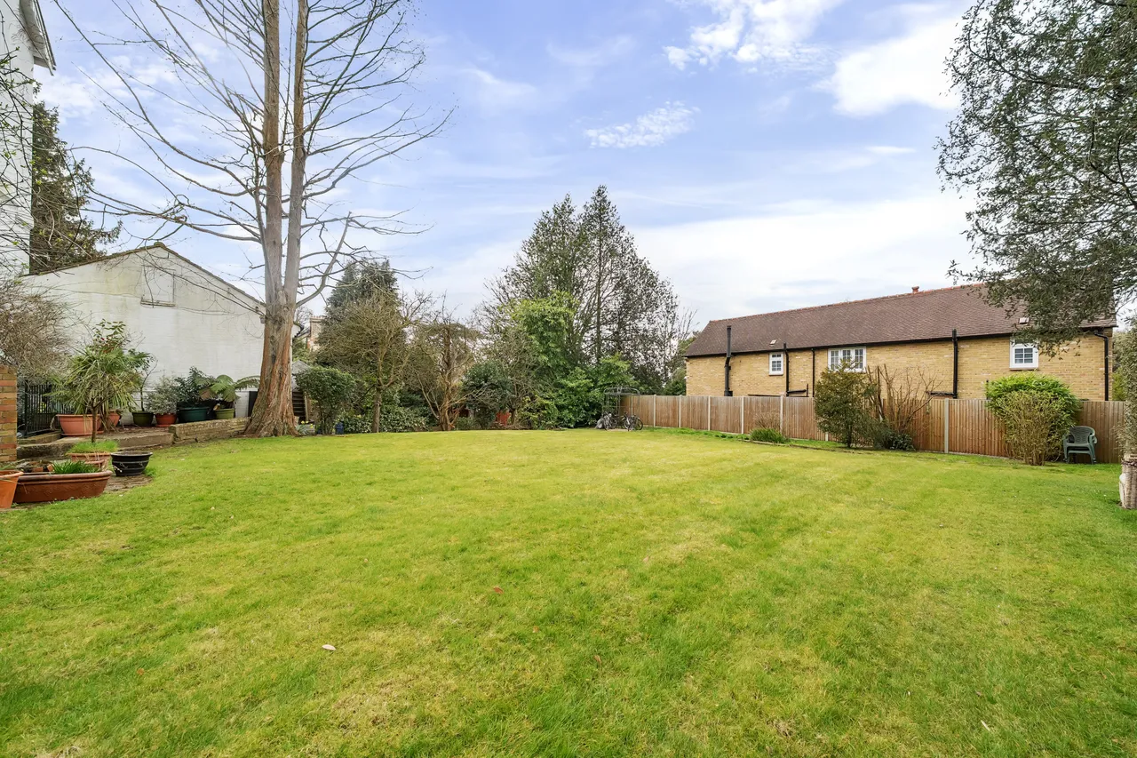 Portsmouth Road, Esher, KT10, photo 7