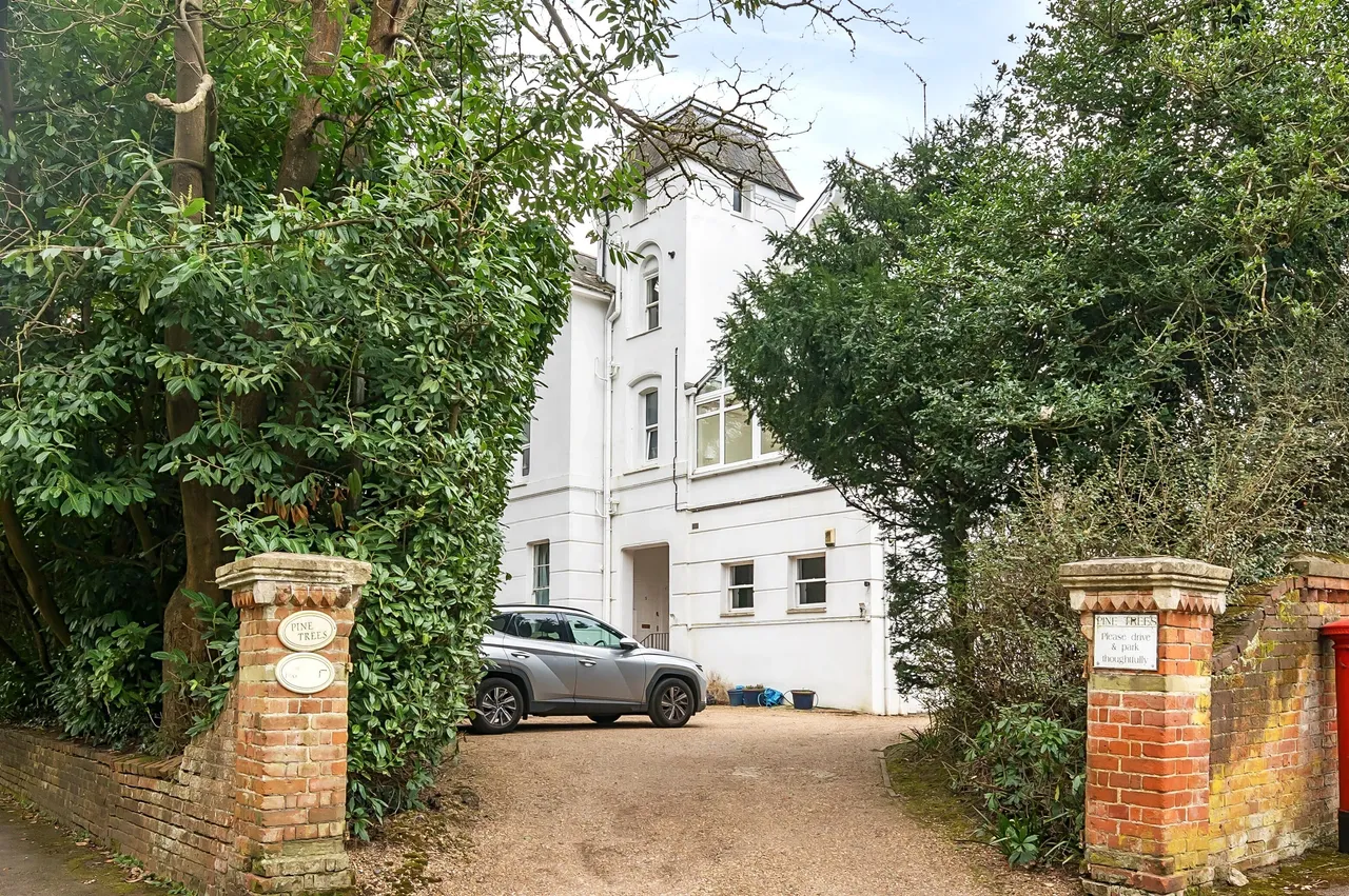 1 bed flat for sale — Portsmouth Road, Esher, KT10