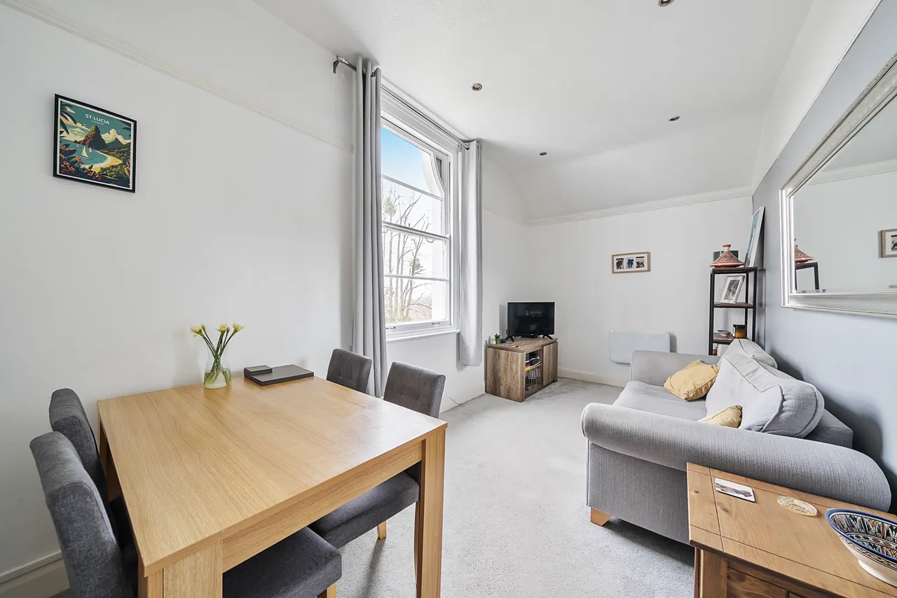 Portsmouth Road, Esher, KT10, photo 4