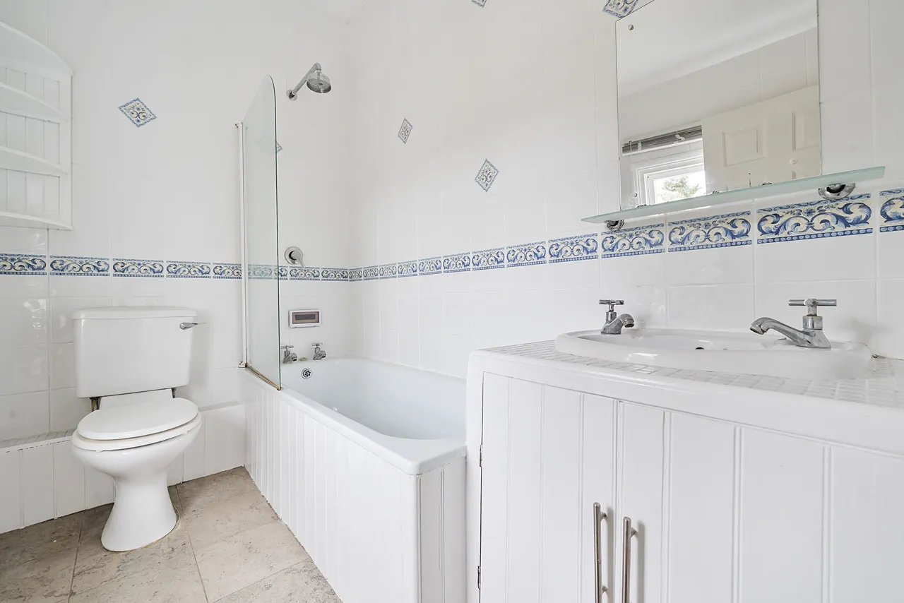 Portsmouth Road, Esher, KT10, photo 5