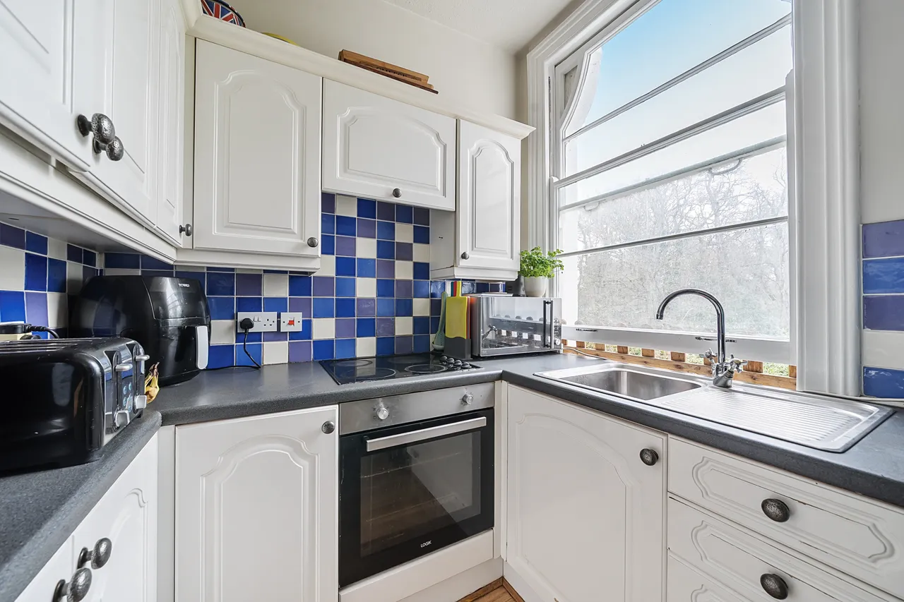 Portsmouth Road, Esher, KT10, photo 2