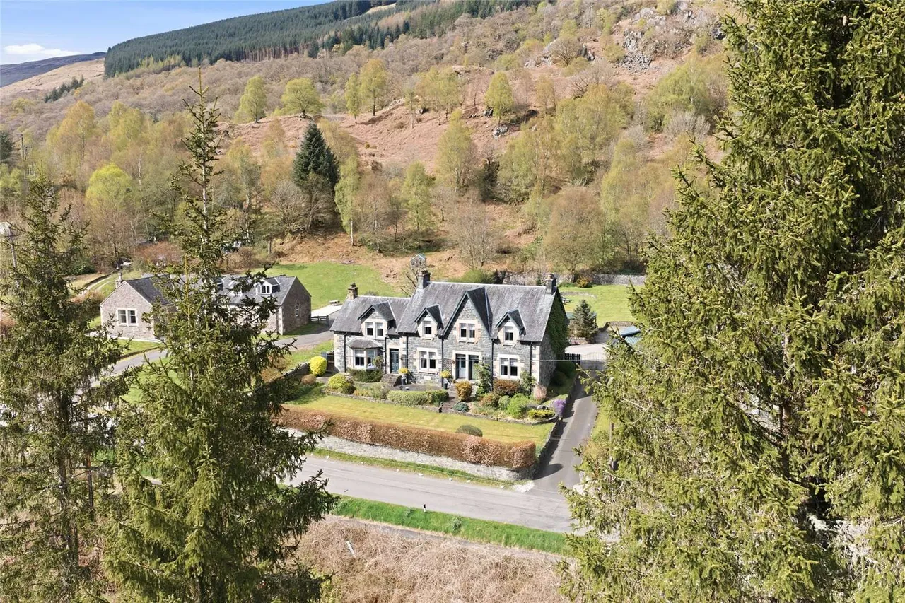 5 bed house for sale — Creag Darach, Lochard Road, Aberfoyle, Stirling, FK8 3TD