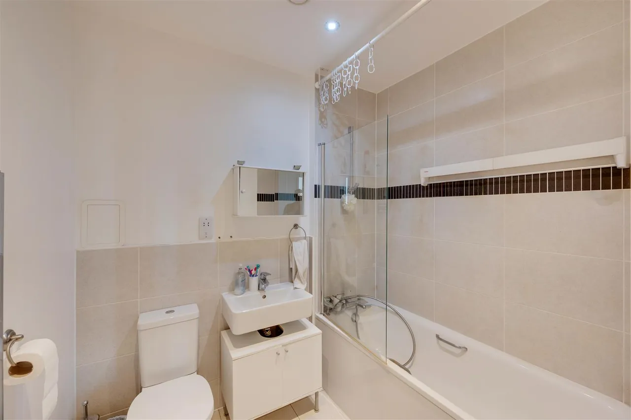 Lakeside Drive, Park Royal, NW10, photo 9