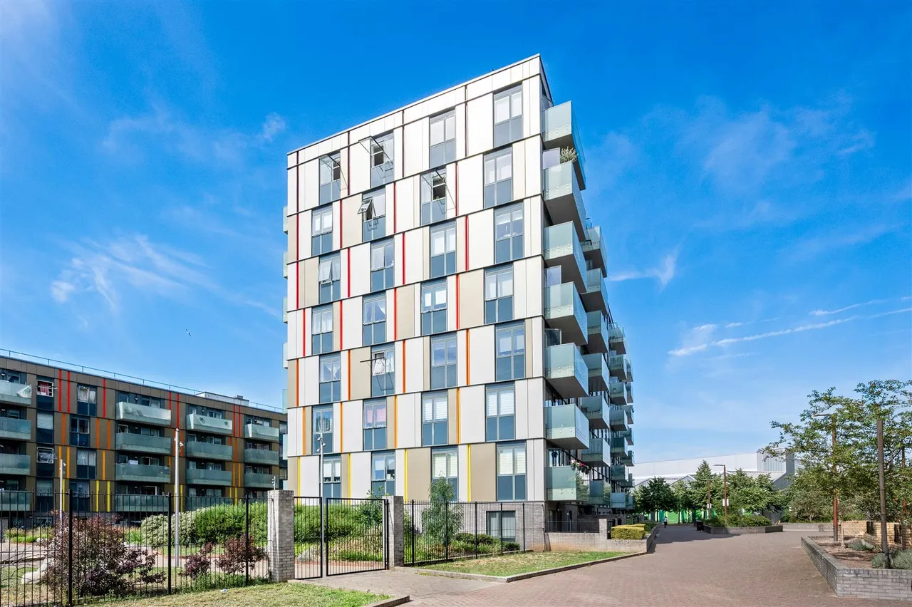 2 bed flat for sale, Lakeside Drive, Park Royal, NW10