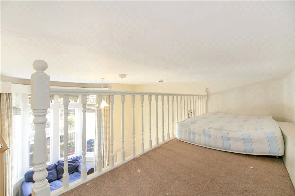 Walpole Gardens, London, W4, photo 8