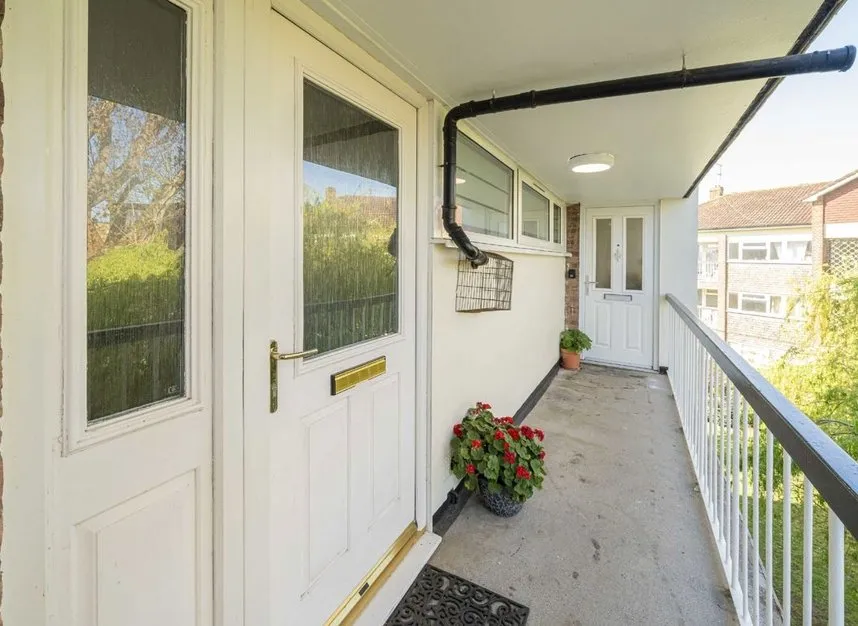 Avenue Road, Hampton, TW12, photo 2