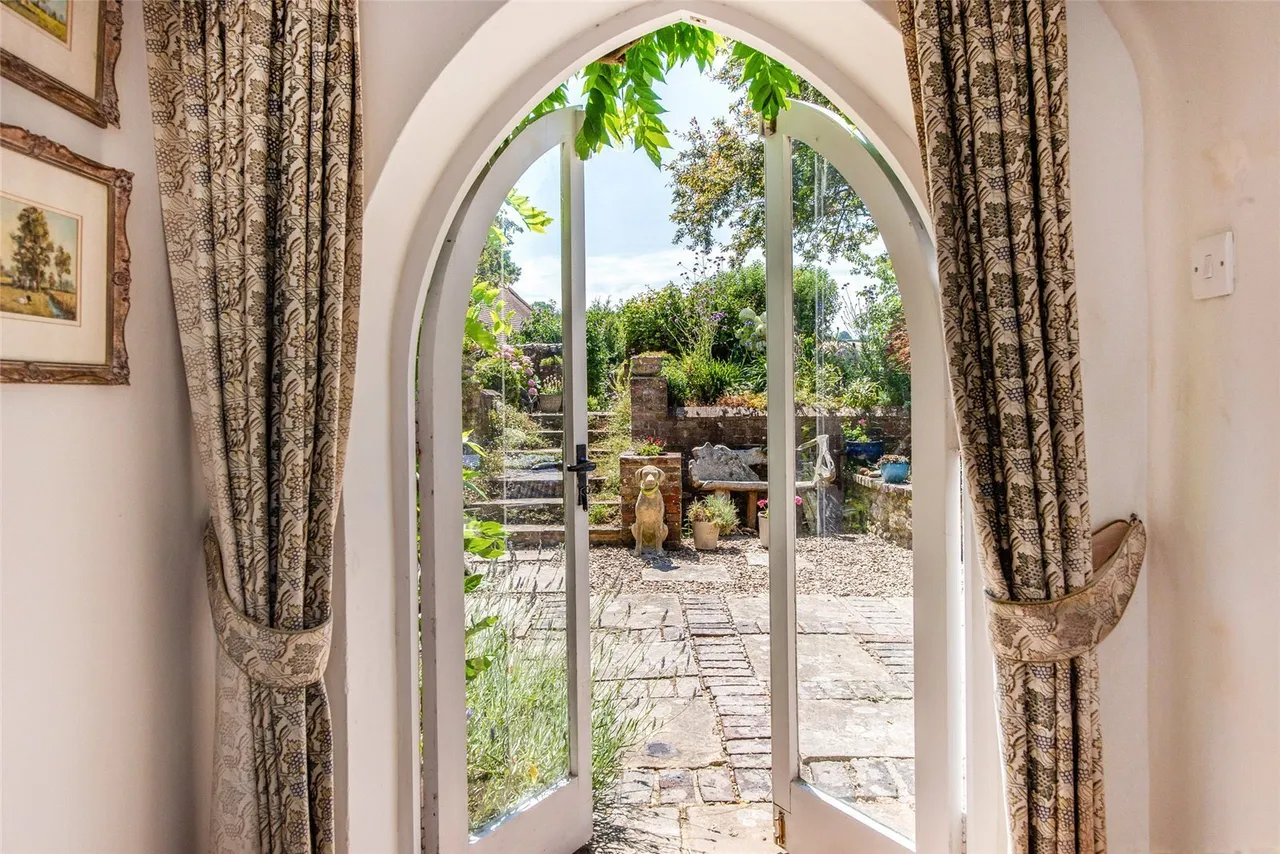 East Street, Amberley, BN18, photo 8