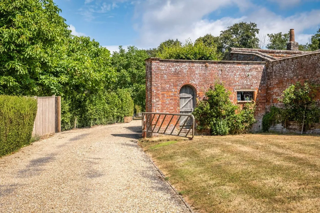 Downs Road, West Stoke, PO18, photo 22