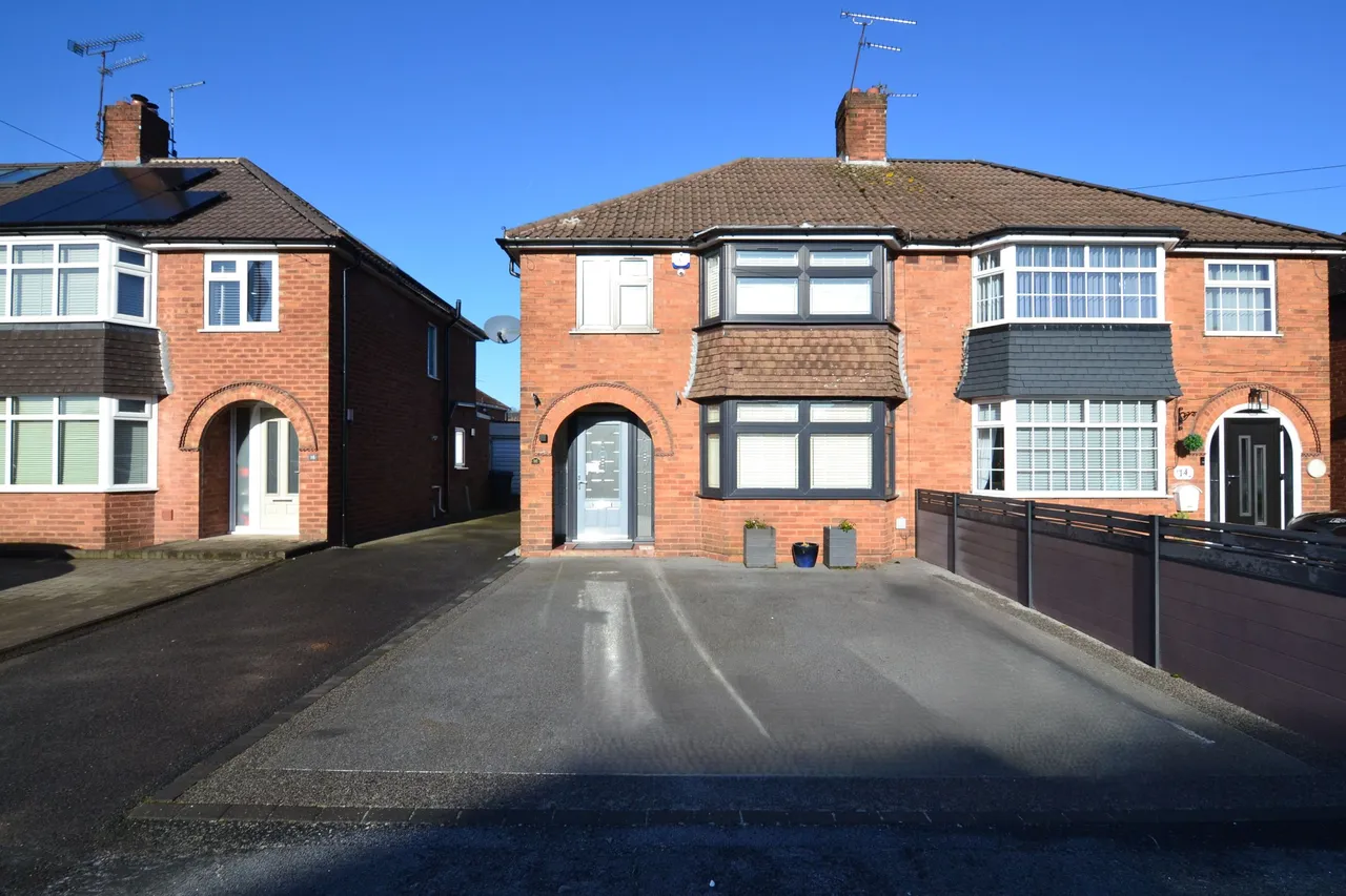 3 bed property to rent — Acacia Drive, Bilston, West Midlands, WV14 9TL