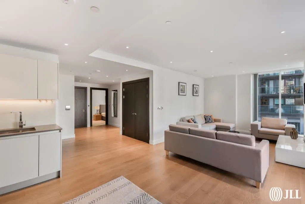 2 bed flat for sale, Sopwith Way, London, SW11