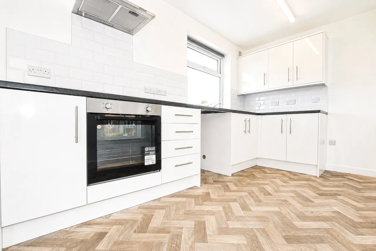 3 bed flat to rent — Weston Road, Long Ashton, BS41 9AA