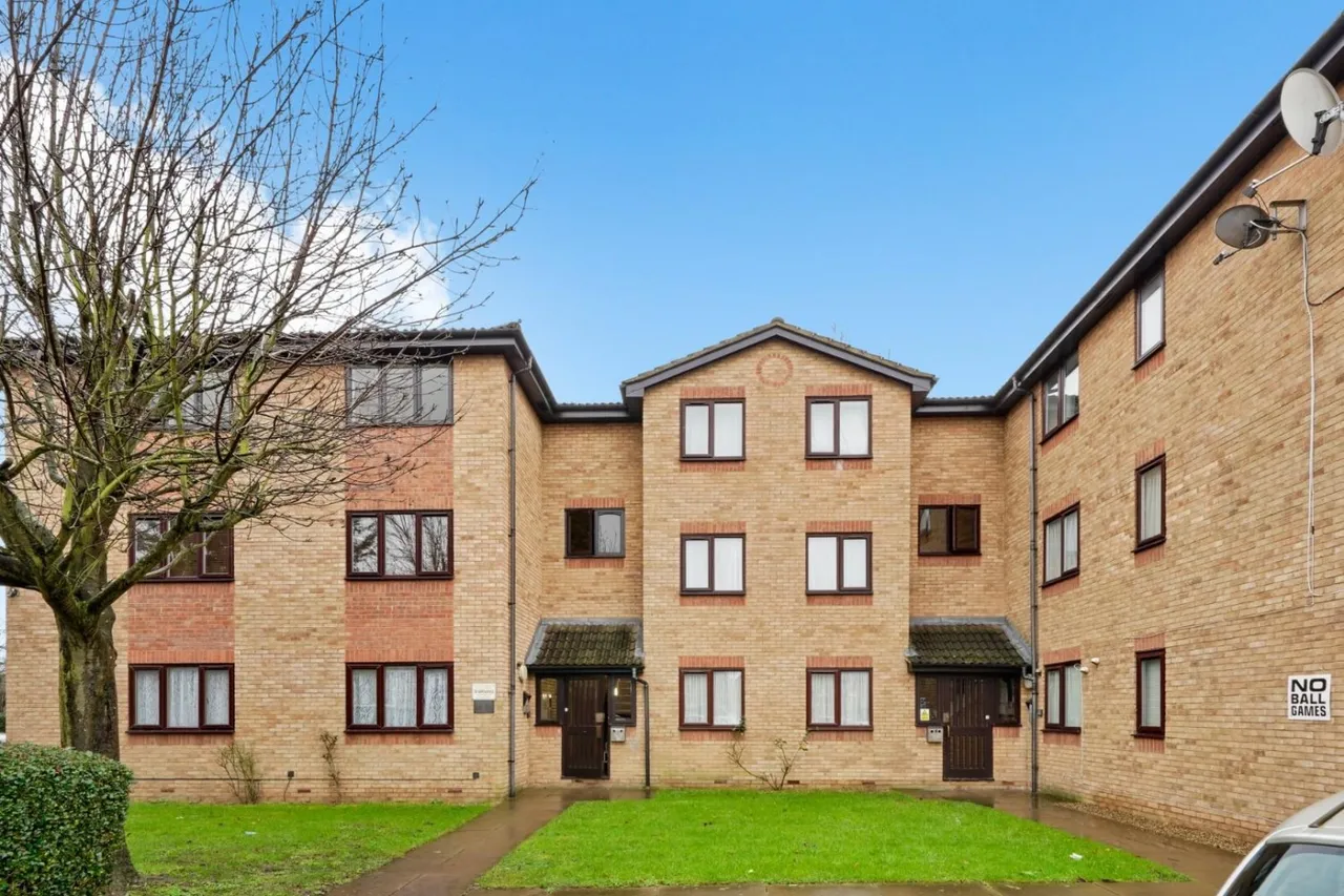 1 bed flat for sale — Pittman Gardens, Ilford, IG1