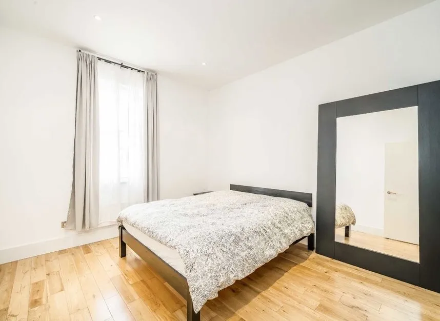 Chiswick High Road, Chiswick, W4, photo 4