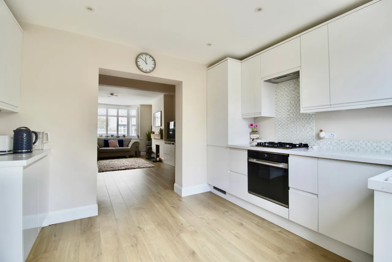 Geoffrey Avenue, Harold Wood, Romford, RM3 0YJ, photo 2