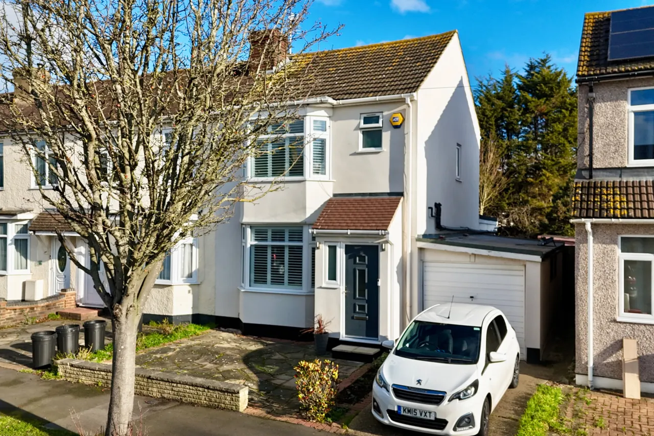 3 bed house for sale — Geoffrey Avenue, Harold Wood, Romford, RM3 0YJ