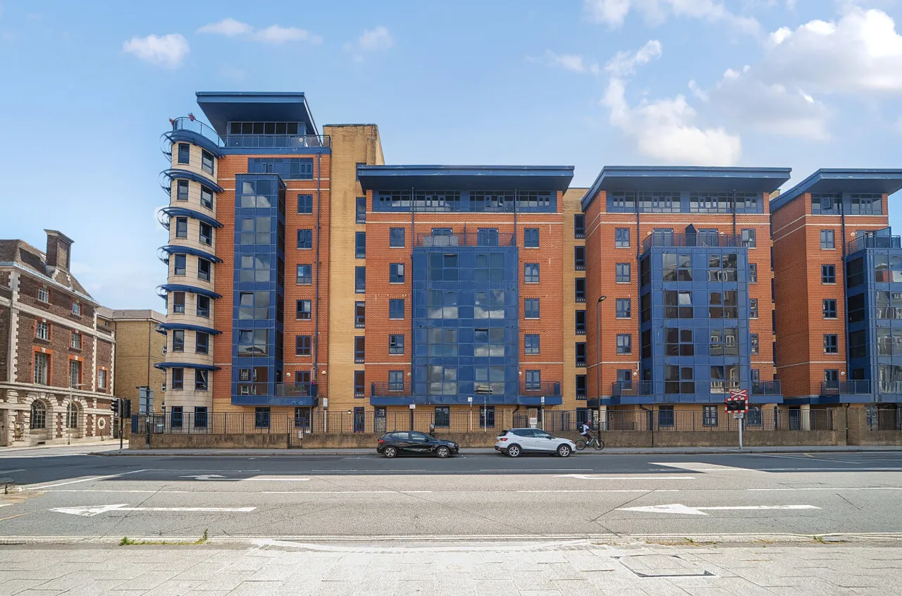 2 bed flat for sale, Canute Road, Ocean Village, SO14