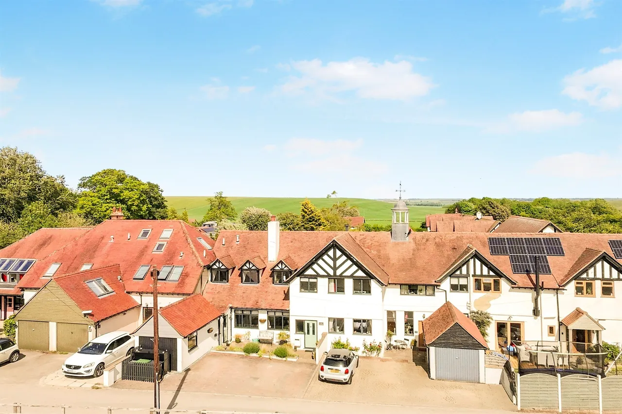 The Mews, Russley Park, Marlborough, photo 11