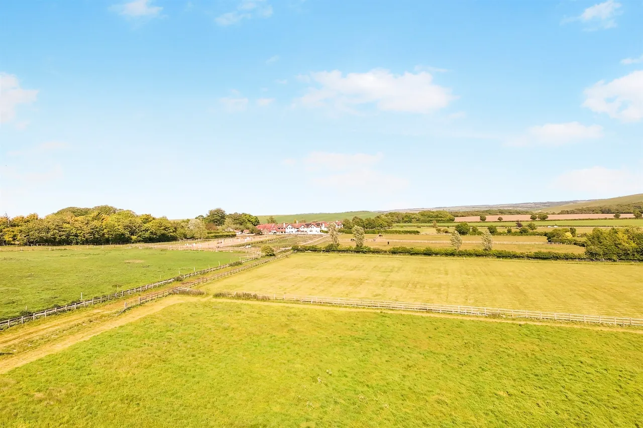 The Mews, Russley Park, Marlborough, photo 10