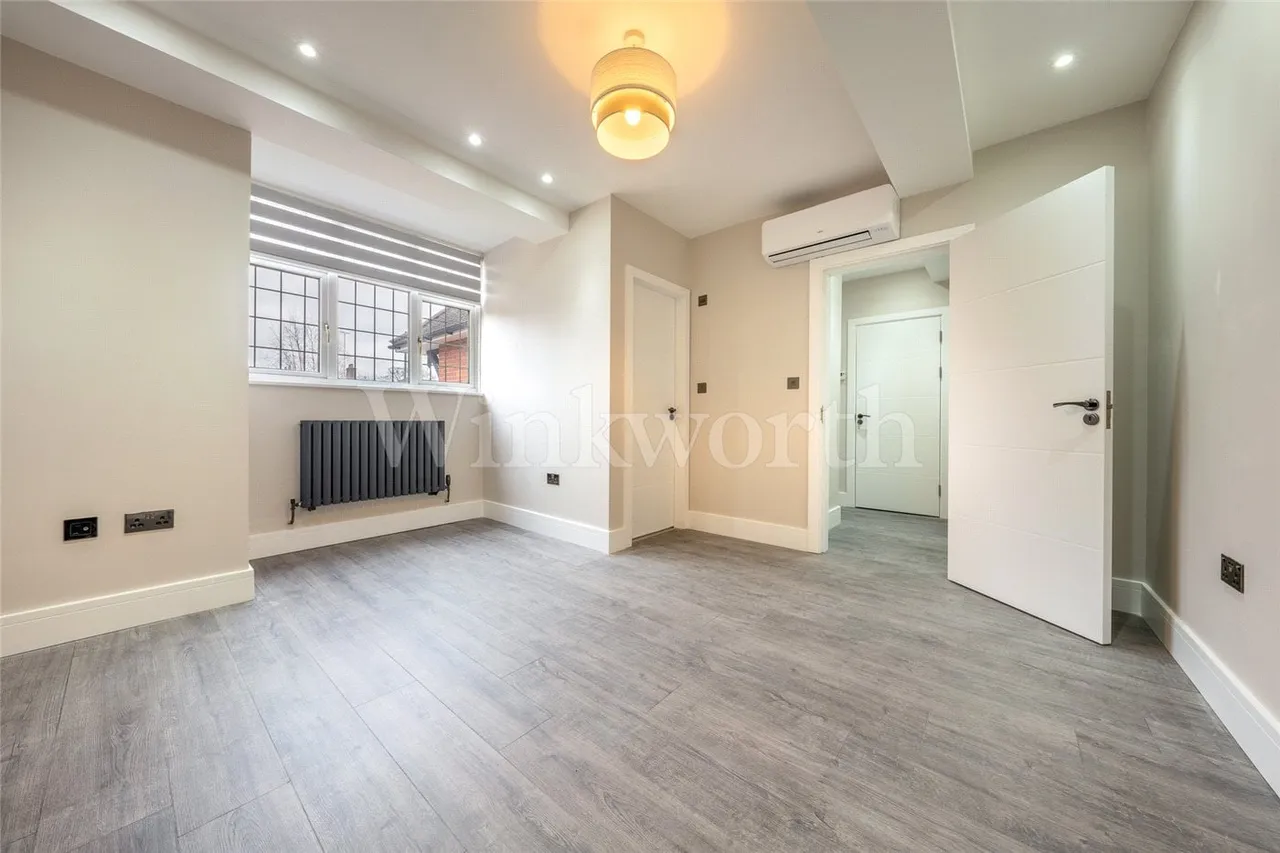 Finchley Road, London, NW11, photo 3