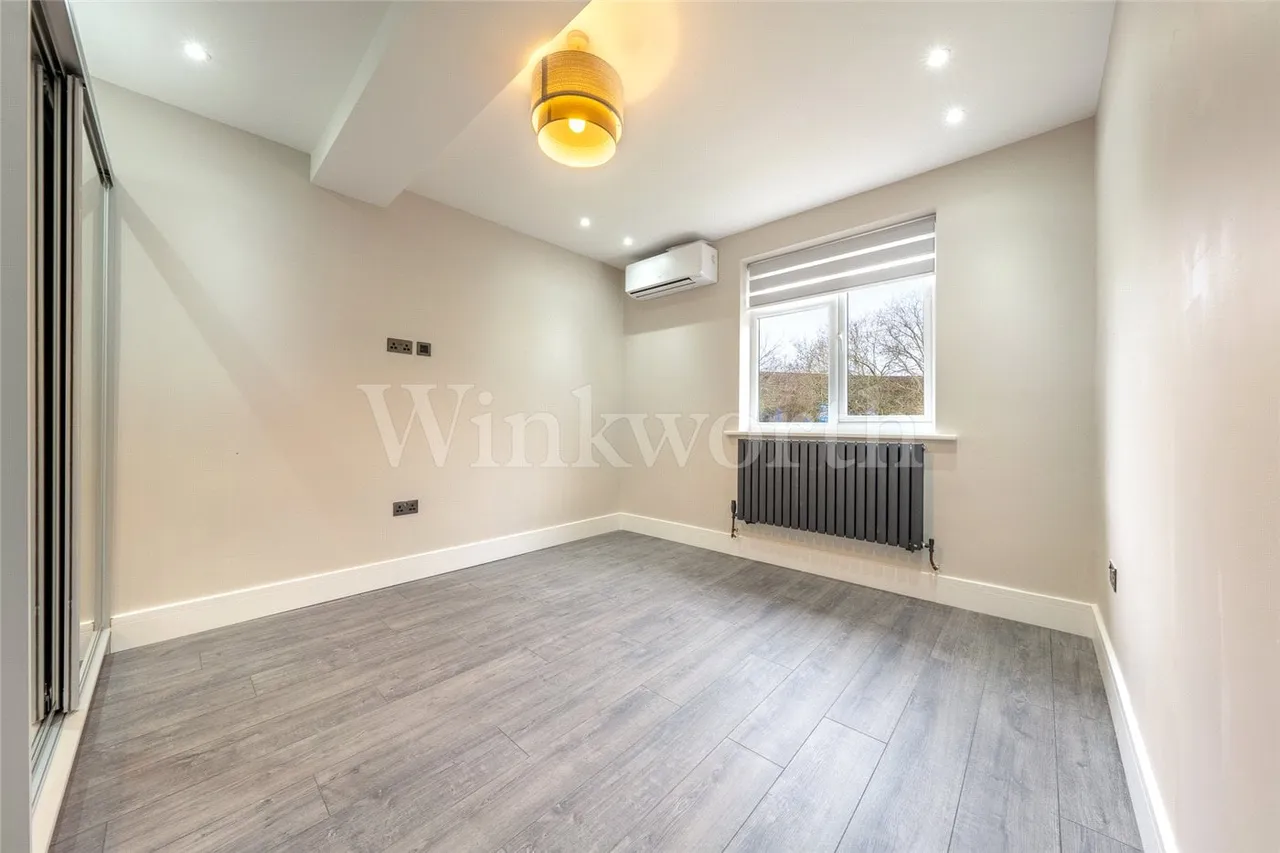 Finchley Road, London, NW11, photo 5