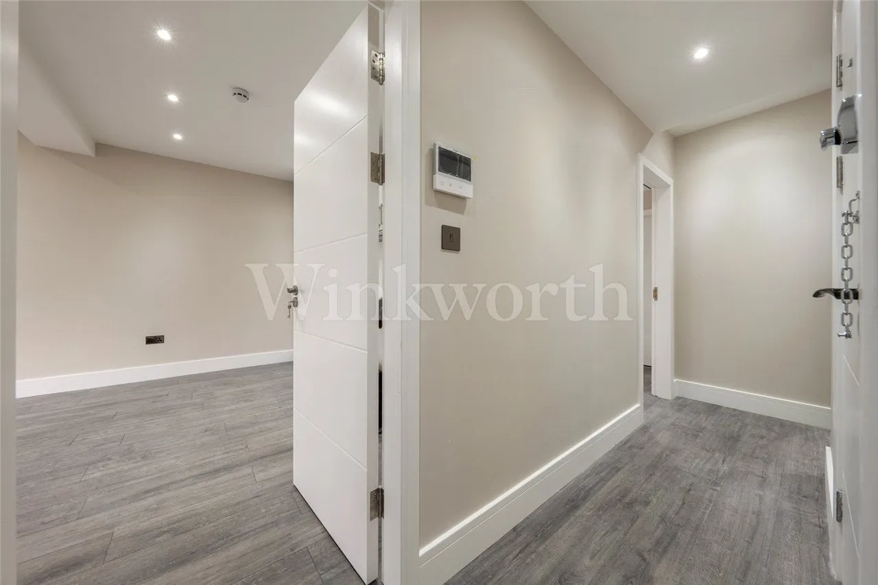 Finchley Road, London, NW11, photo 6