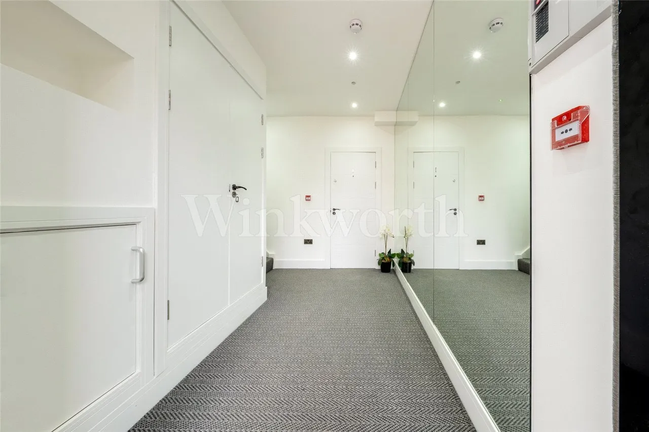 Finchley Road, London, NW11, photo 10