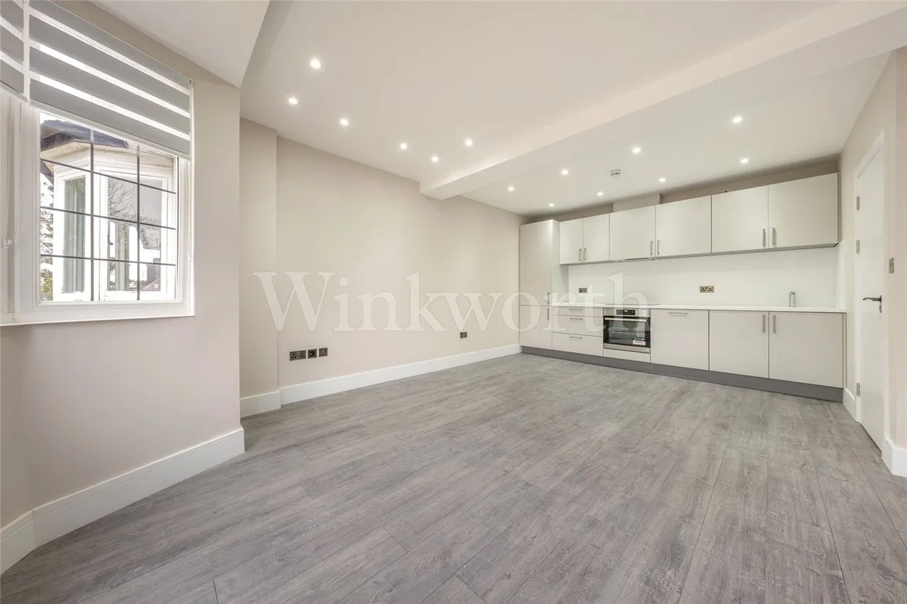 Finchley Road, London, NW11, photo 8