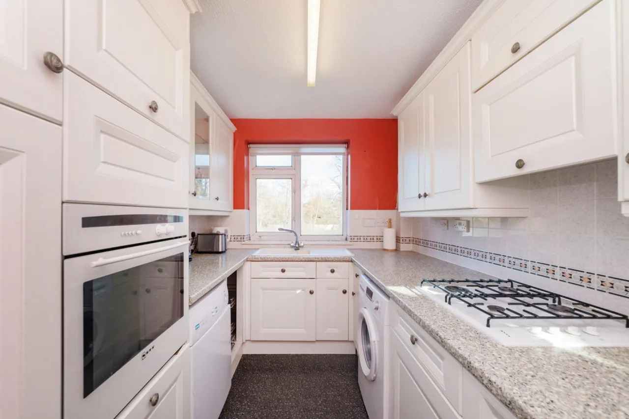 3 bed flat for sale — Albermarle Road Beckenham