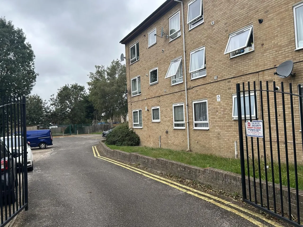 Claret Gardens, South Norwood, photo 2