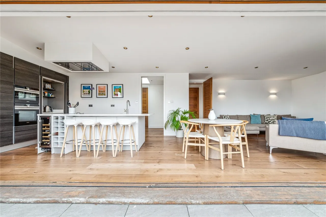 2 bed flat to rent, The Polygon, London, SW4