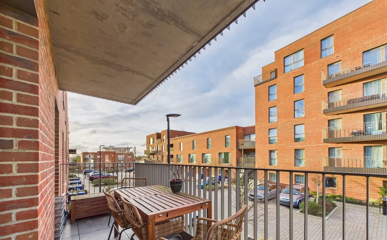 2 bed flat for sale — Hargrave Drive, Harrow