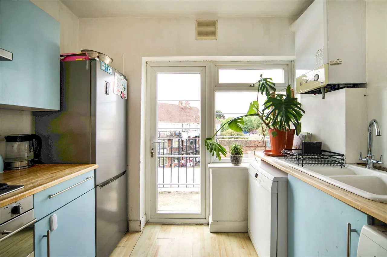 High Road, London, N12, photo 6