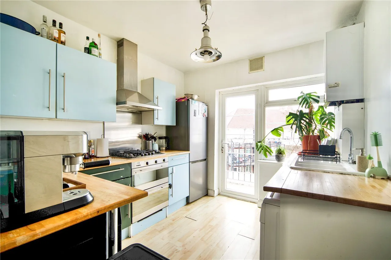 High Road, London, N12, photo 5