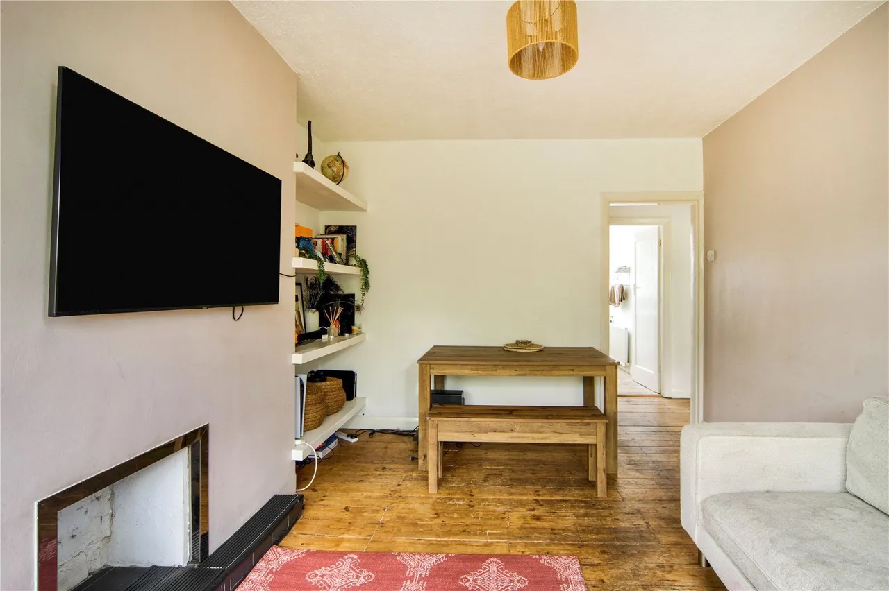 High Road, London, N12, photo 4