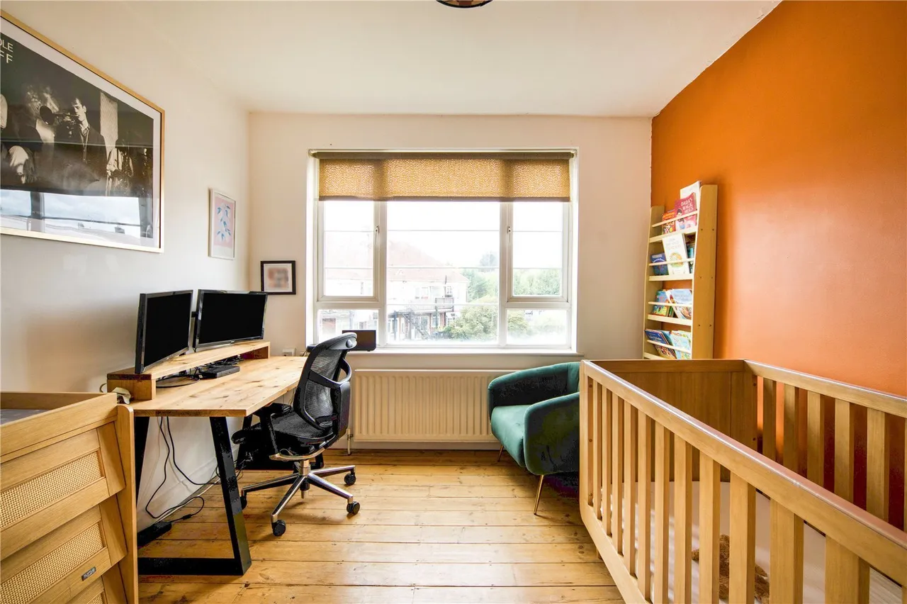 High Road, London, N12, photo 12