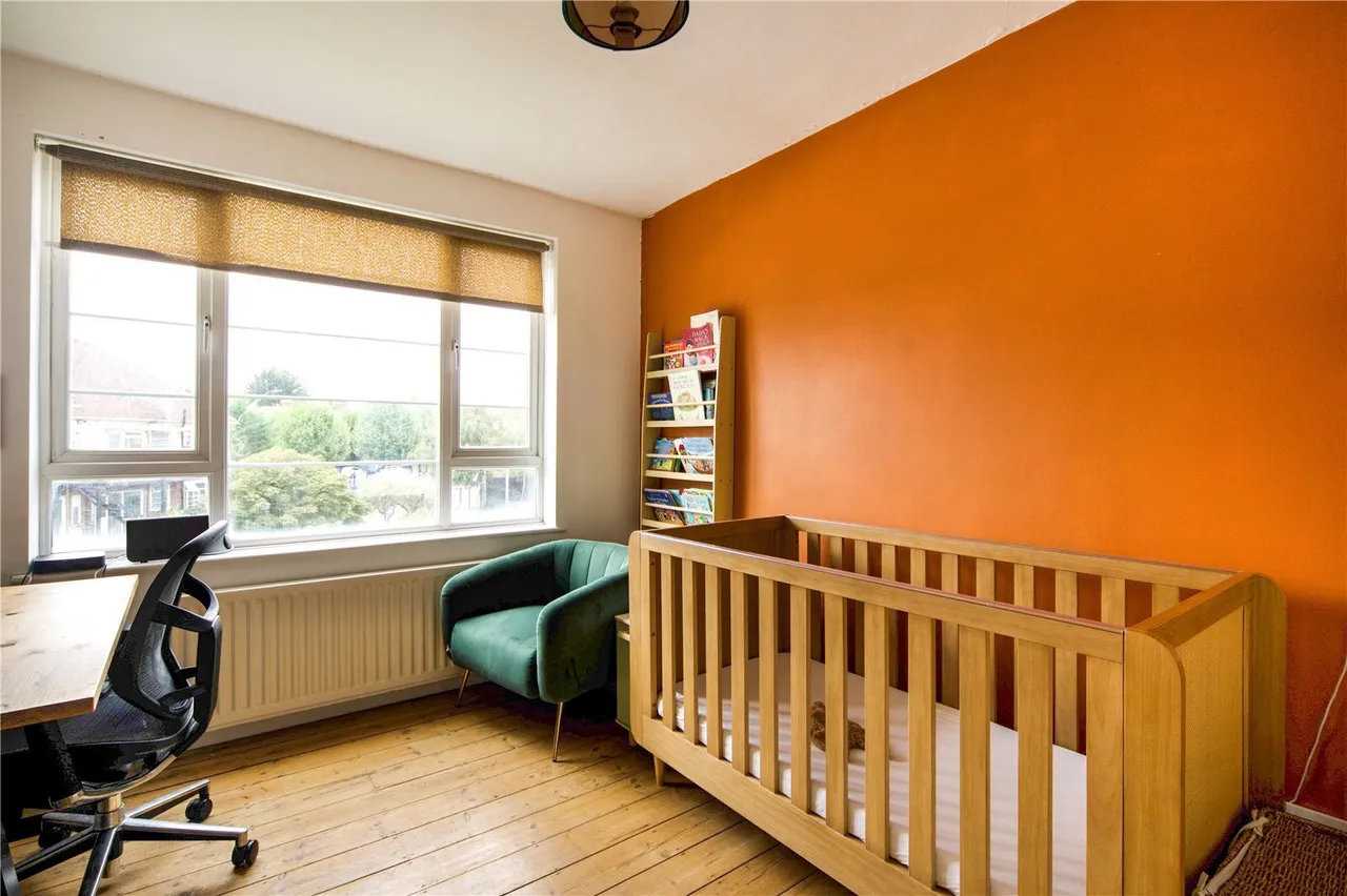 High Road, London, N12, photo 11