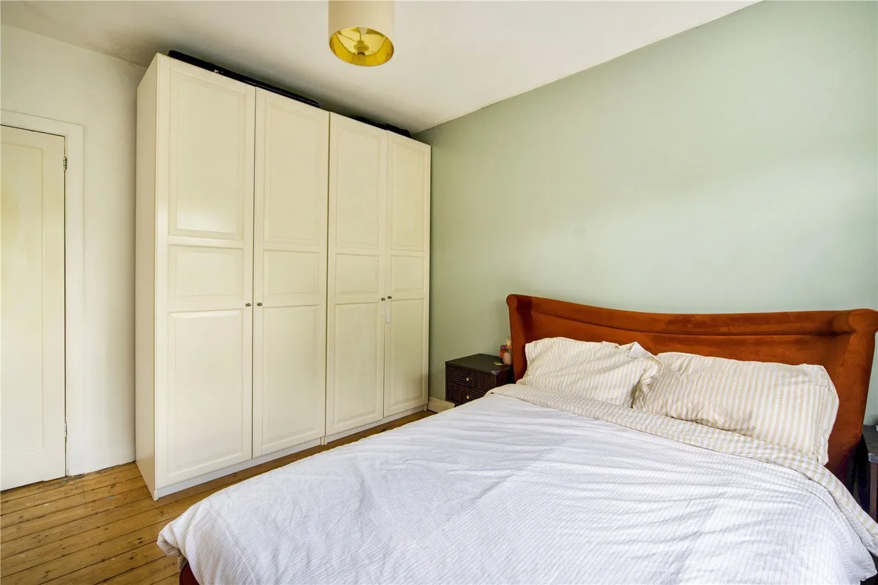 High Road, London, N12, photo 10