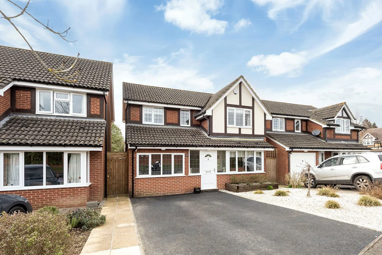 4 bed house for sale, Kerria Way, West End, GU24