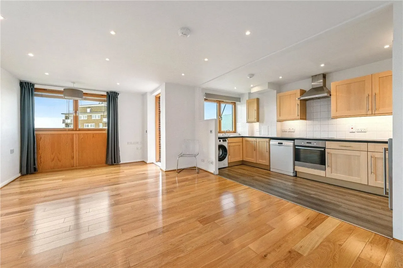 2 bed flat to rent, Donnington Road, London, NW10