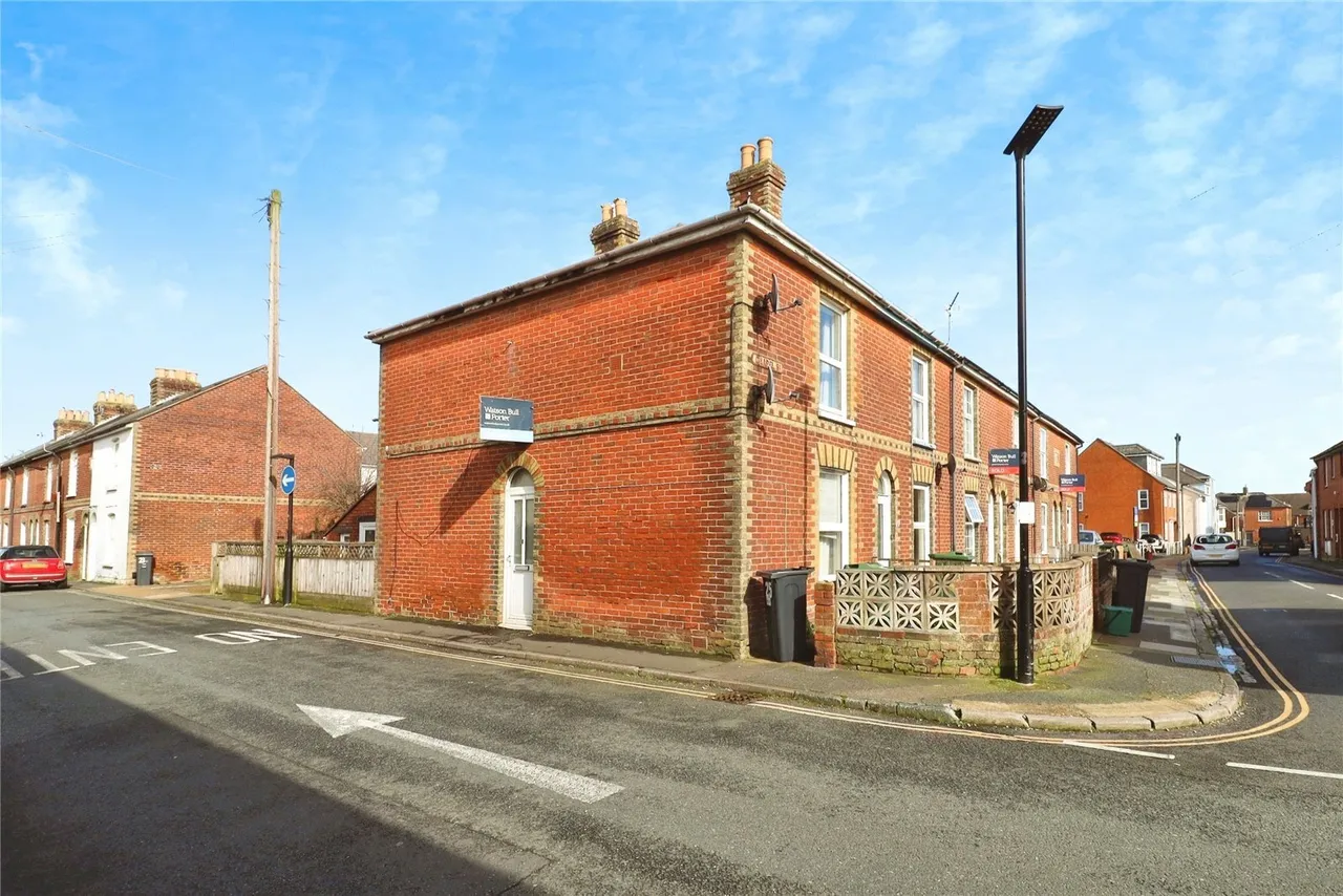 1 bed flat for sale, New Street, Newport, PO30