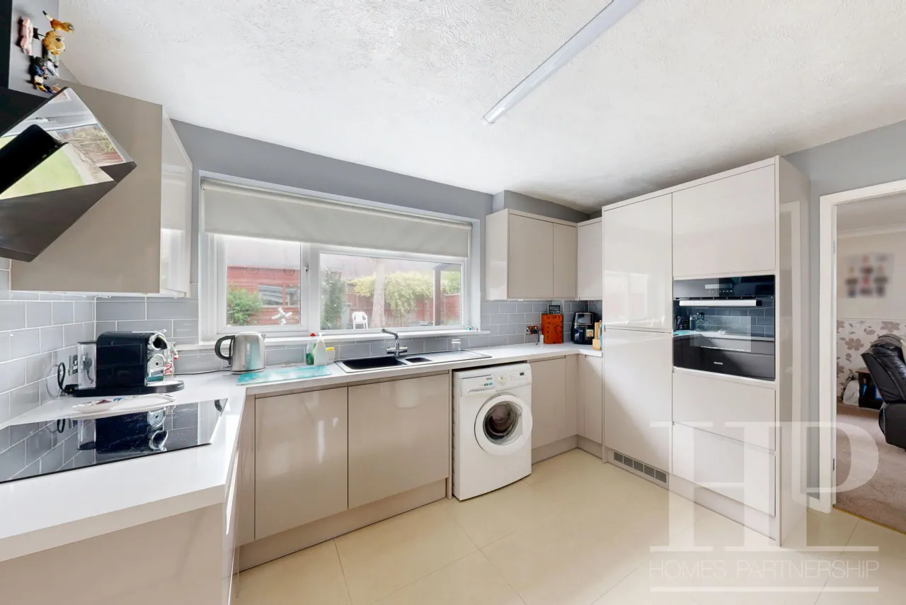 Martyrs Avenue, Crawley, RH11, photo 2