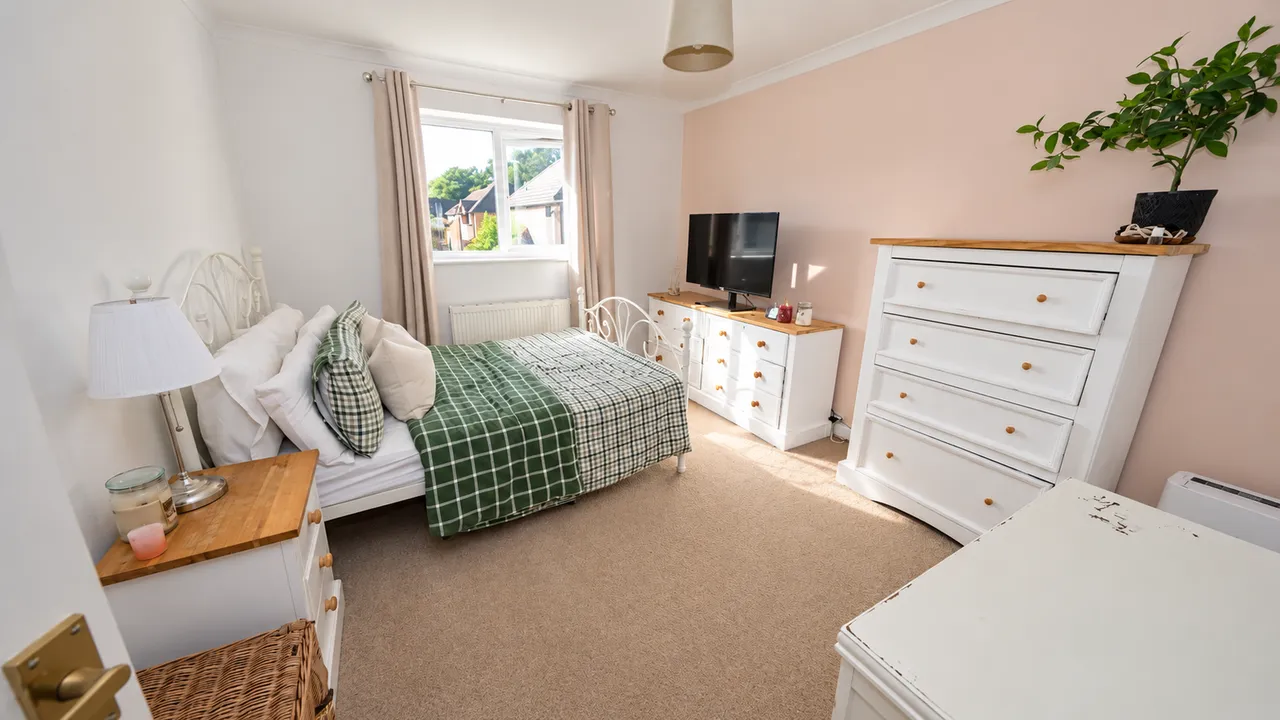 Constance Close, CM8, photo 5