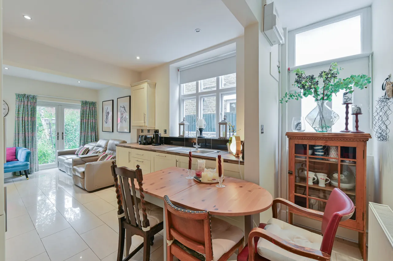 Flat 1, 19 Westwell Road, London, photo 2