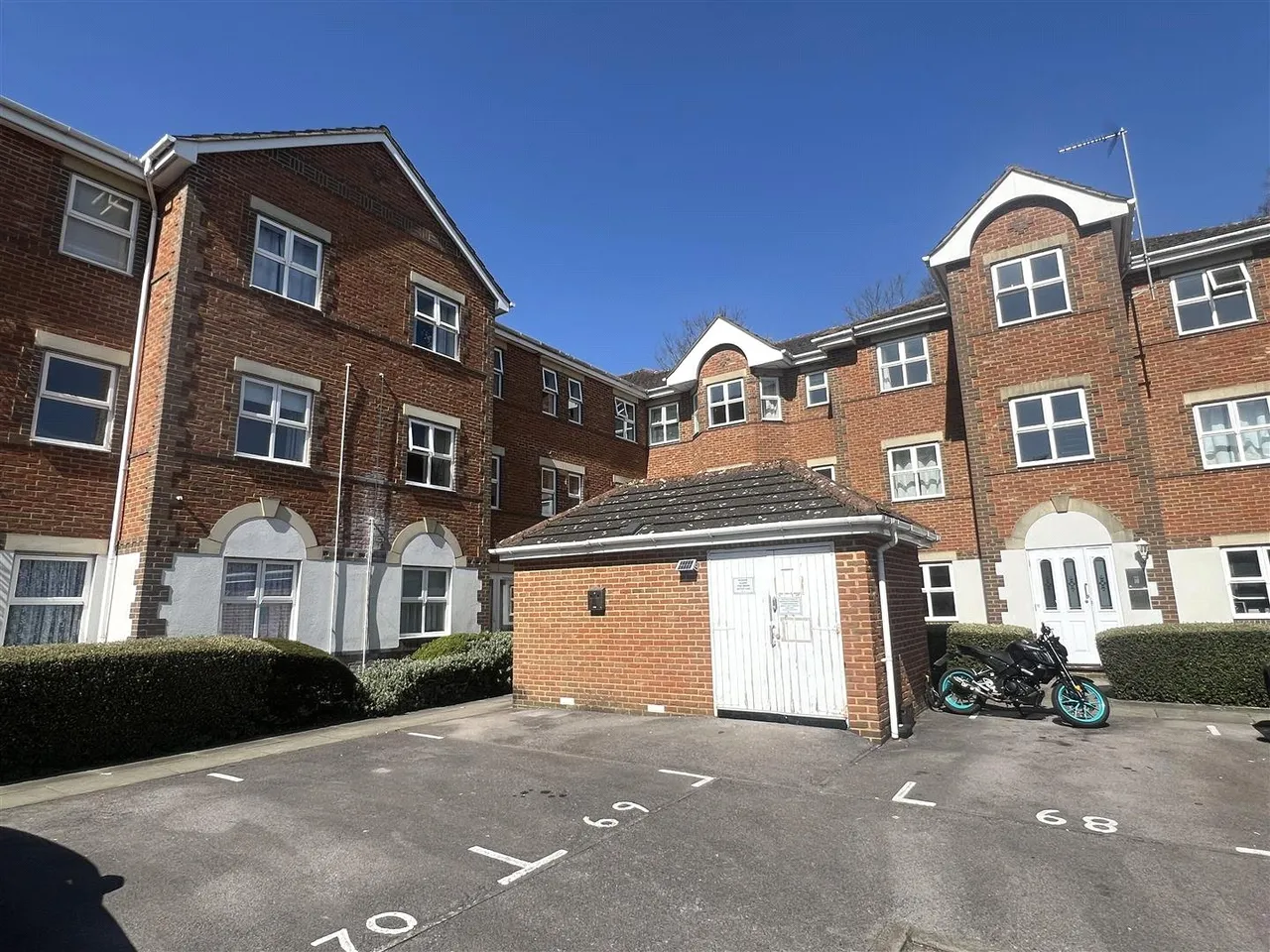 Regent Court, Norn Hill, RG21, photo 8