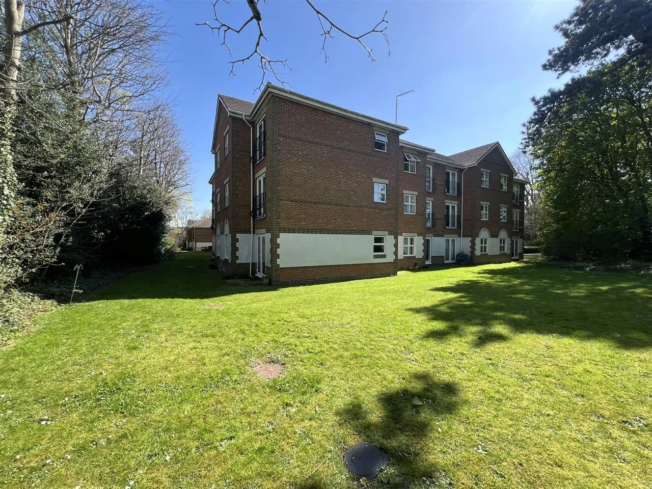 1 bed flat for sale, Regent Court, Norn Hill, RG21