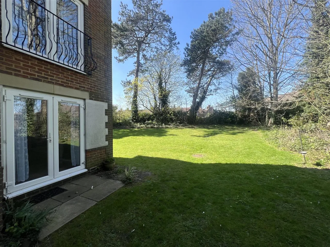 Regent Court, Norn Hill, RG21, photo 9