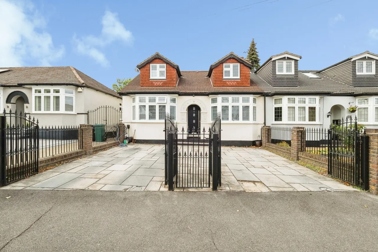 4 bed house for sale — Aldborough Road, Upminster, Essex, RM14