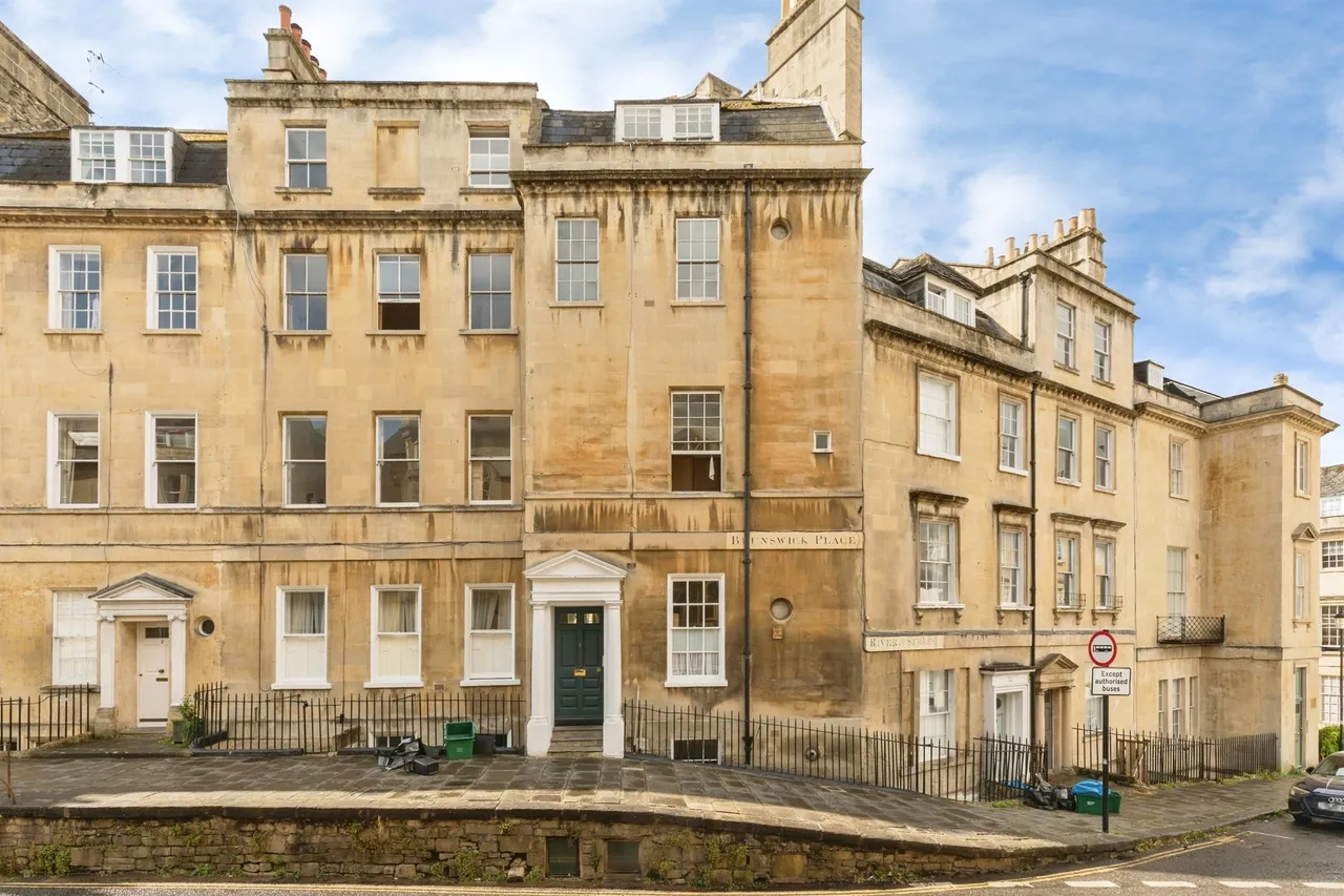 3 bed flat for sale — Brunswick Place, Bath