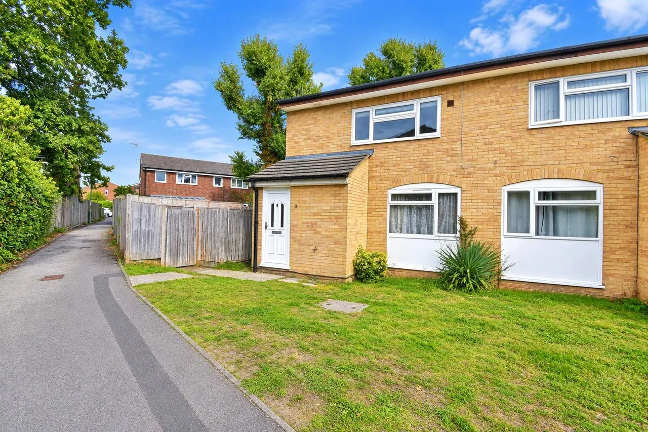 1 bed flat to rent, Crane Court, College Town, GU47